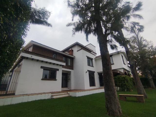 4 RECAMARAS, EN PRIVADO, AMPLIO JARDIN, TERRAZA, CUARTO EMPLEADA, ESTUDIO