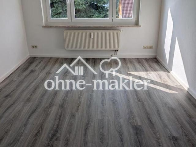 Frisch renoviert: 4 Zimmer, Balkon, EBK und Stellplatz