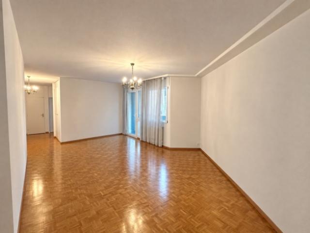GERÄUMIGE 4,5 ZIMMER WOHNUNG MIT GROSSEM BALKON IN CAROUGE