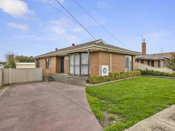 4 room house to let in 8 Stamford Street, Wendouree