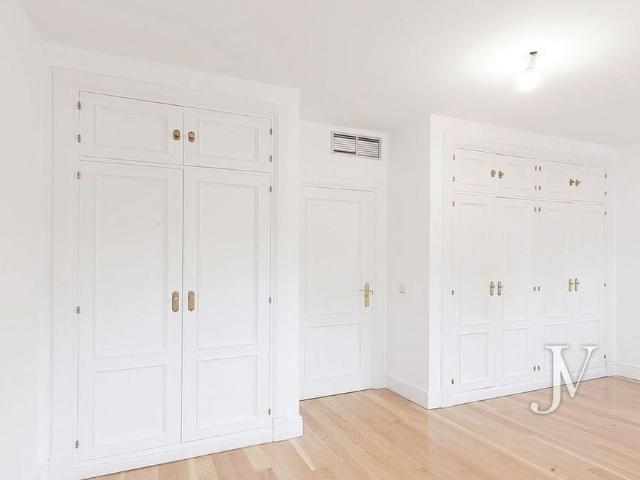 4 room luxury penthouse for rent in Madrid, Spain