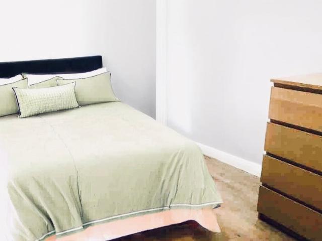 4 room up to 5 people min to Mile End tube