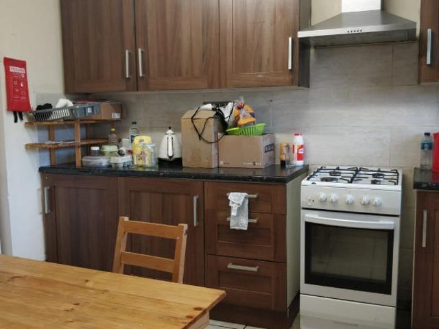4 rooms flat 1 min Mile End stn,Near Liverpool Str