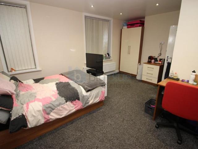 4 St Michaels Villas, Headingley. 8 bed terraced house to rent £5,027 pcm £1,160 pw