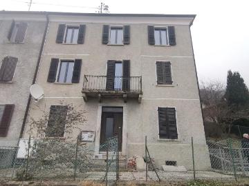 4 stöckiges Haus mit Garten zum Renovieren / 4 geschossiges Dorfhaus mit Garten zum Ausbauen