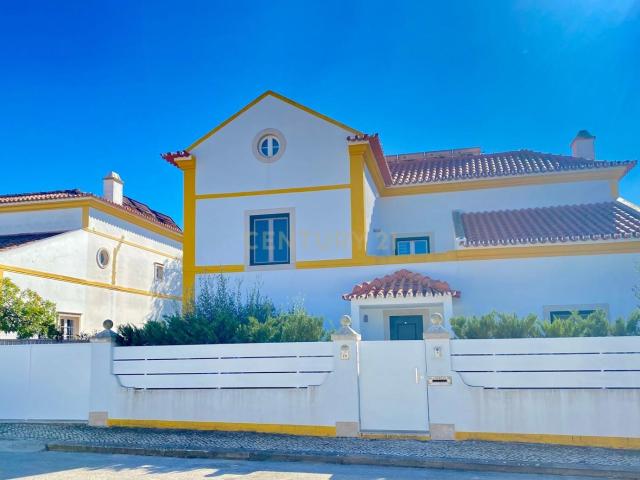 4 SUÍTES + PISCINA | MORADIA COM JARDIM E GARAGEM EM AZEITÃO