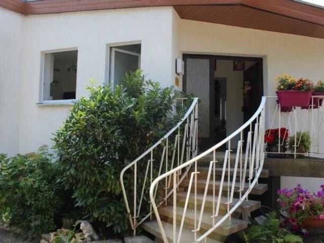 4 Schlafzimmer und 2 Bäder! Extravagante Wohnung in 2 Familienhaus mit 2 Terrassen und großem Garten