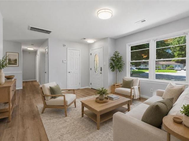 4 Two Oaks CT