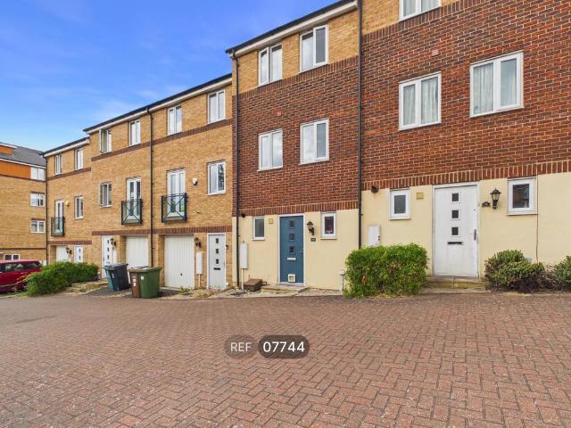 4, Teasel Way, Peterborough, PE7 8NU 3 bed property to rent £1,395 pcm £322 pw