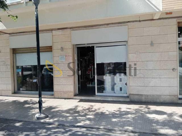 4 vetrine 6 vani 300mq