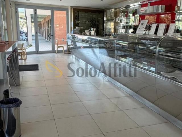 4 vetrine bilocale 140mq