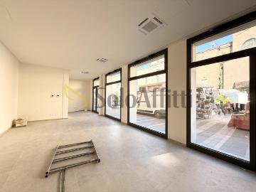 4 vetrine monolocale 68mq