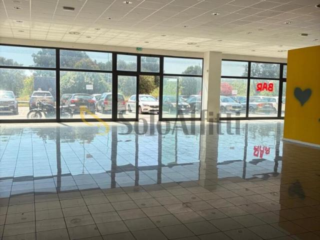 4 vetrine monolocale 326mq