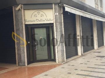 4 vetrine Via Pietro Avrese 6 bilocale 70mq