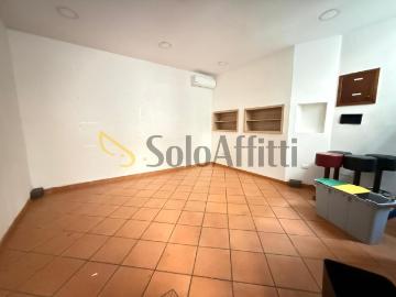 4 vetrine Via San Carlo 126 bilocale 60mq