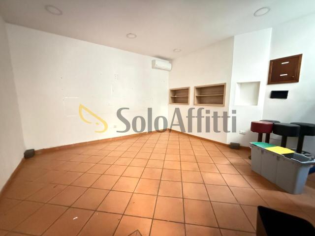 4 vetrine Via San Carlo 126 bilocale 60mq