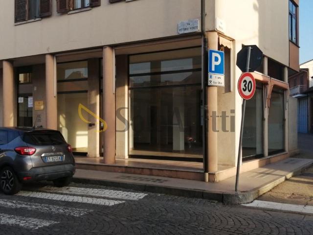 4 vetrine Via Vittorio Veneto 21c monolocale 88mq