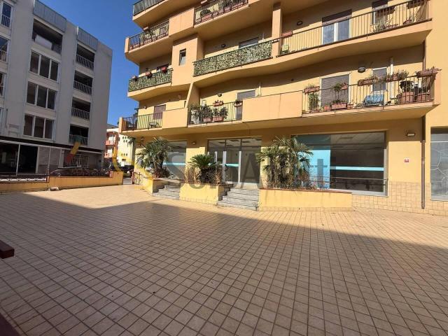 4 vetrine Viale Aldo Moro bilocale 200mq