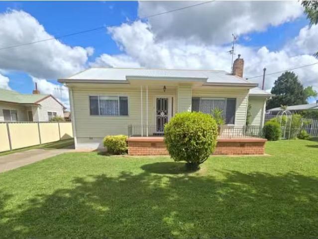 4 Waratah Avenue, ORANGE House for rent Listed by Analea Beva.