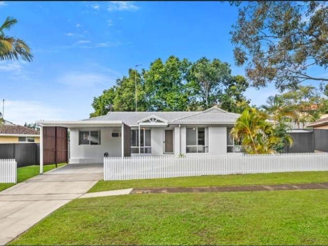 4 Warrungen way Ashmore QLD 4214