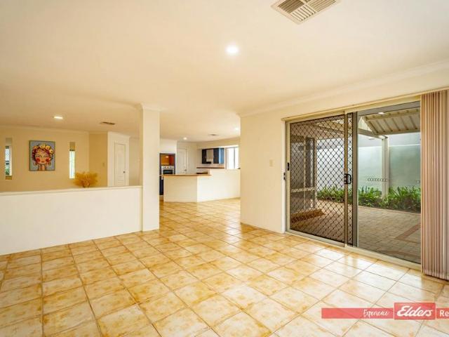 4 x 2 Family Home 500m APPROX from Warnbro Beach!
