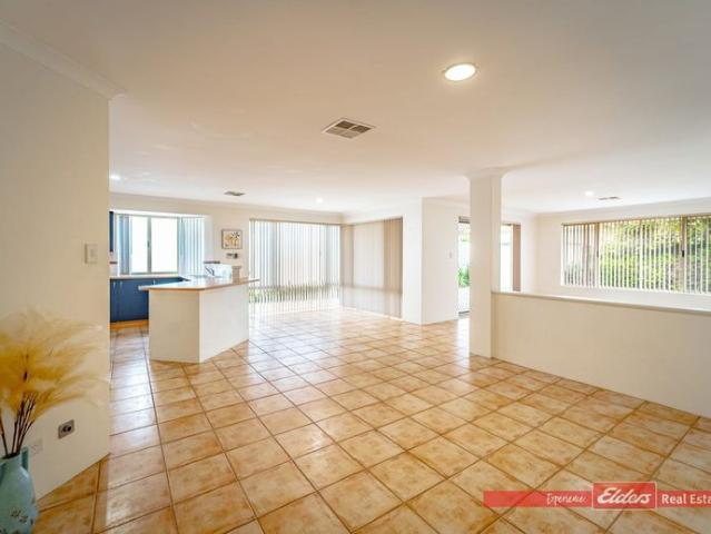 4 x 2 Family Home 500m APPROX from Warnbro Beach!