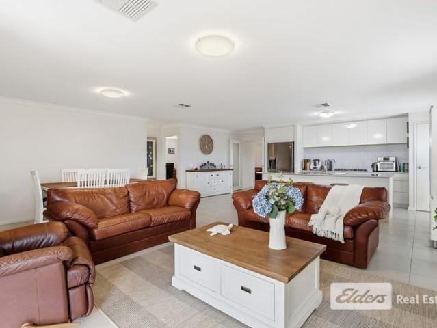 4 x 2 Family Home with Solar Panels & Ducted AC!