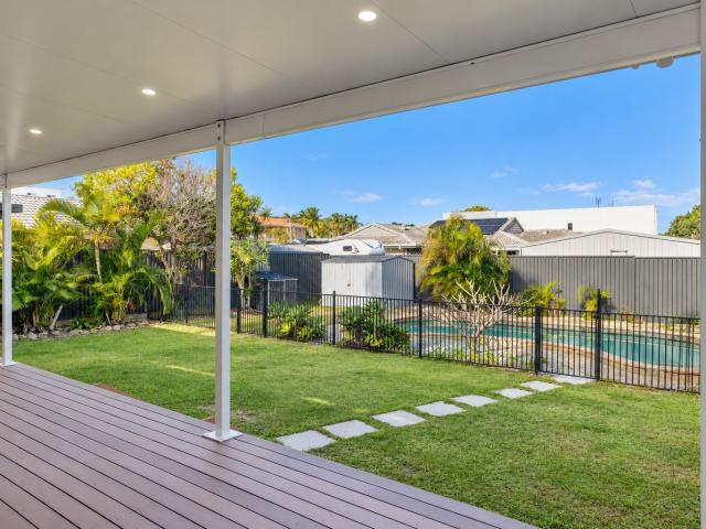 4 Yerrecoin Place, BURLEIGH WATERS QLD 4220