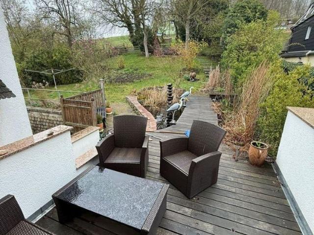 4 Zi. mit Laminat, Küchenofen, Terrasse, Kachelofen und offener Küche in zentraler Lage!