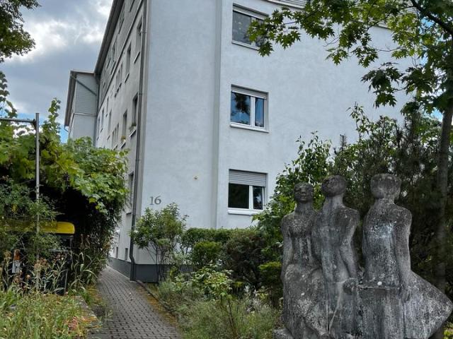 4 Zimmer Wohnung mit 190 qm eigenem großen Garten in Bessungen