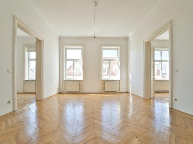 4 Zimmer Wohnung mit herrlichem Altbau Flair | großzügig | sehr guter Grundriss | sanierungsbedürftig