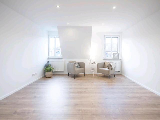 4 Zimmer Wohnung modernisiert, Top Anbindung & Balkon genehmigt!
