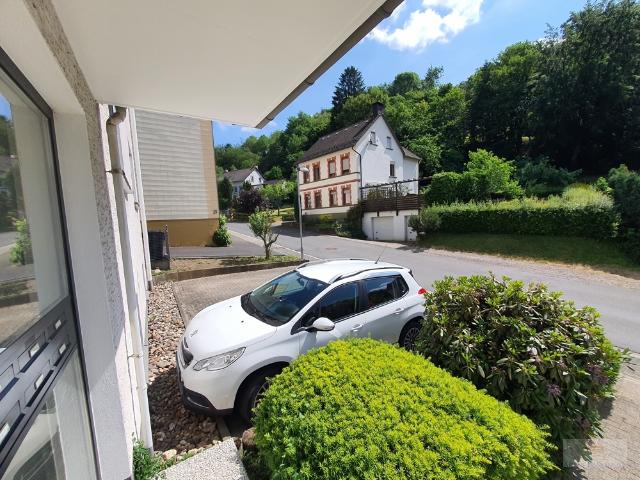 4 Zimmer Wohnung im 1OG in ruhiger, schöner, grüner Lage mit Balkon!