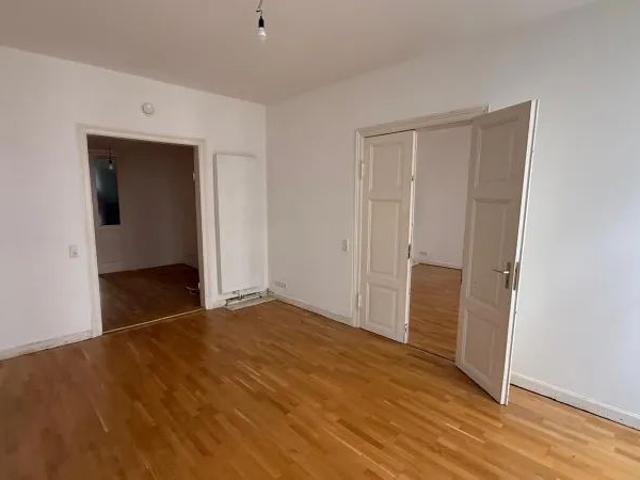 4 Zimmer Wohnung in der Feldstadt mit Balkon und Holzfußboden zu mieten!