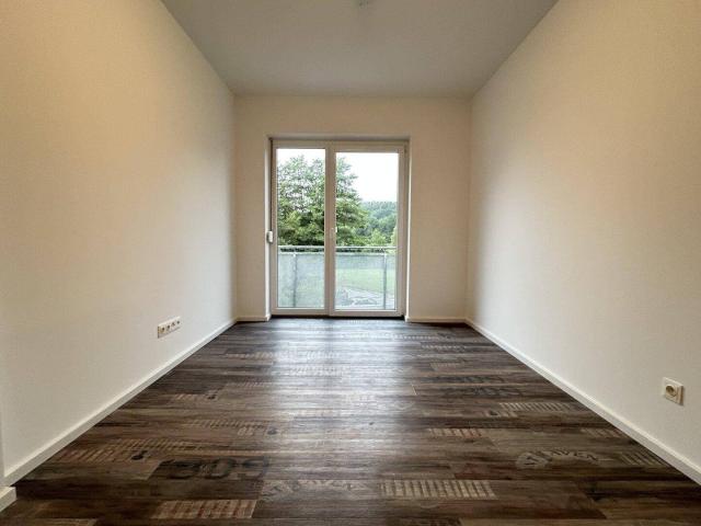 4 Zimmer Wohnung, jedes Zimmer mit eigenem Balkon ruhige Grünlage