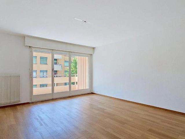 4 Zimmer Wohnung zum Renovieren in der Nähe des Sees