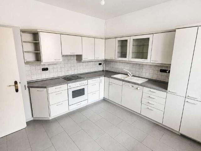 4 Zimmer Wohnung zzgl. Küche & Badezimmer