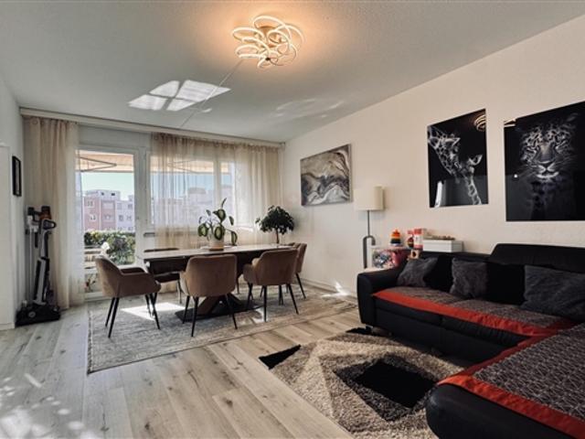 4 Zimmer Wohnung, 83 m², mit freiem Blick und kürzlich renoviert