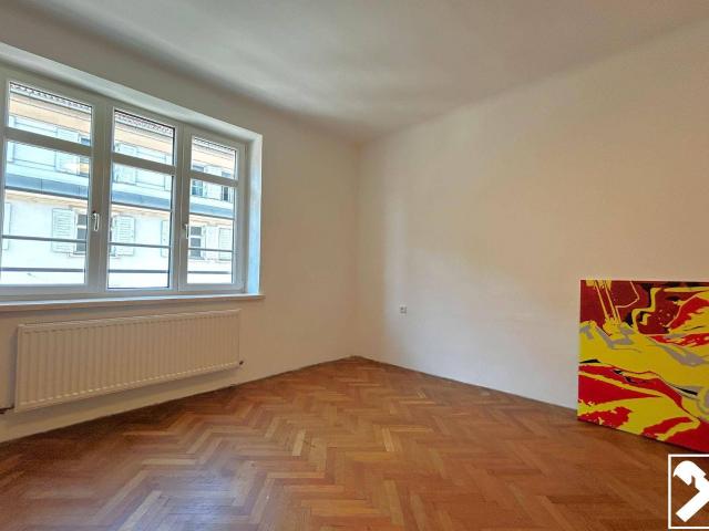 4 Zimmer Altbauwohnung mit Balkon