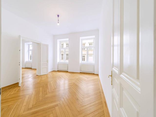 4 Zimmer Altbauwohnung mit Balkon und Fischgrätparkett in ruhiger Innenhoflage