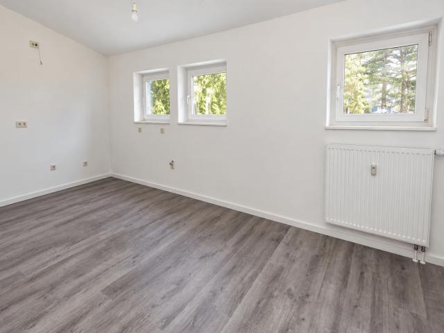4 Zimmer DG Wohnung mit 2 BALKONEN, Badewanne, Laminat ab Dezember 2026