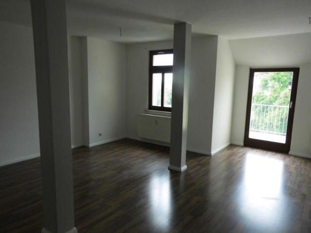 4 Zimmer DG Wohnung mit Balkon mit Ausblick in relativ ruhiger Stadtlage Nebenstraße nur 5 Gehminuten zum Zentrum