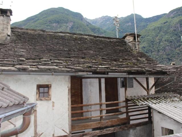 4 Zimmer Dorfhaus mit Aussenterrasse +2 Garagen / 4 Zimmer Dorfhaus mit Terrasse und zwei Garagen im Dorfkern