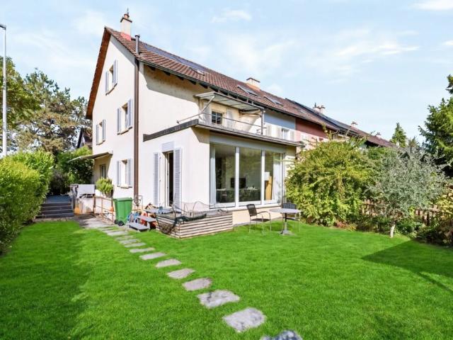 4½ Zimmer Eck Einfamilienhaus mit ca. 150 m² Wohnfläche, grosszügigem Raumangebot und schönem Garten