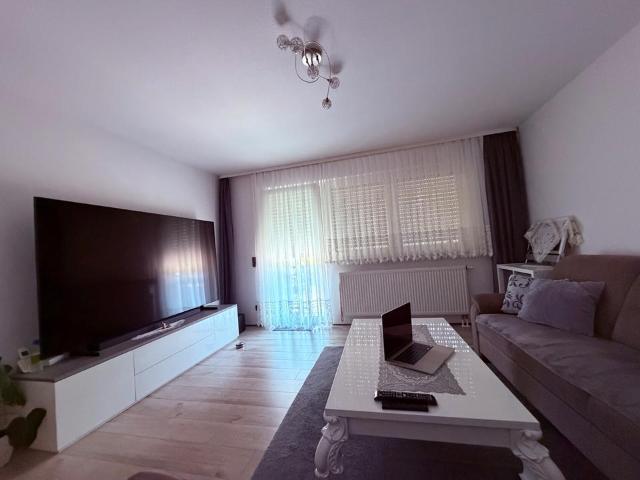 4 Zimmer Erdgeschosswohnung mit 2 Garagen & Garten in Top Lage