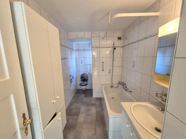 4 Zimmer Hochparterrewohnung neben dem Schulhaus