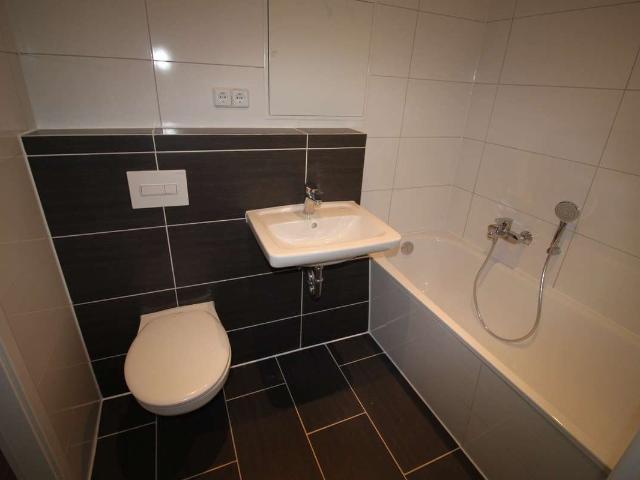 4 Zimmer, Küche offen im Wohnbereich Bad mit Wanne und Balkon. Alles da ! Wo sind Sie ?