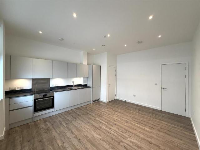 4 16 London Road, Staines Upon Thames. 2 bed apartment to rent £1,675 pcm £387 pw