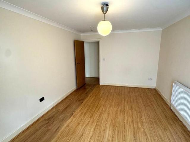 4 10 Old Church Road 2 bed flat to rent £1,875 pcm £433 pw