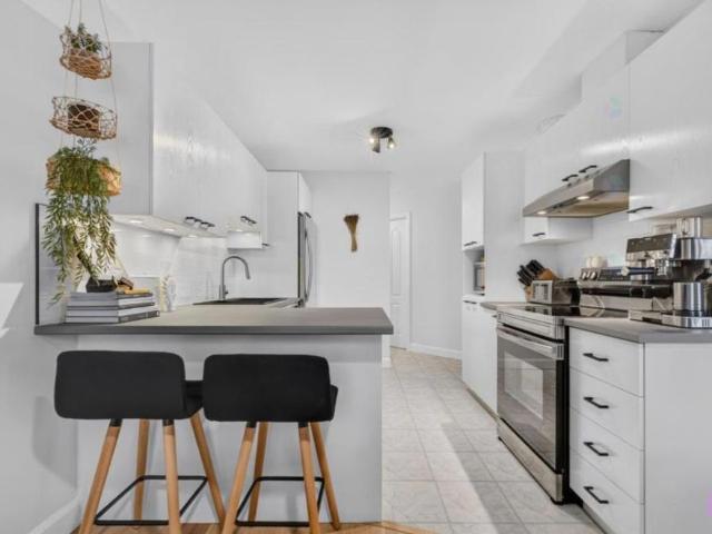 4 1/2, non meublé, 900 pied carré, rez de chaussée, stationnement, Centre ville de drummonville